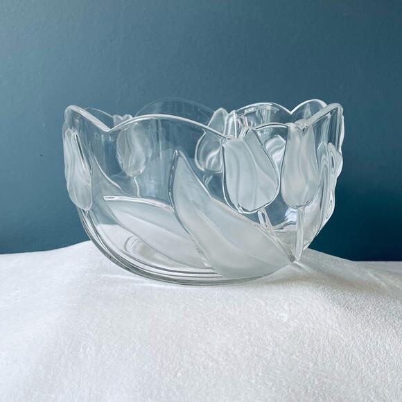 Vintage Mikasa Tivoli Frosted Tulip Serving Bowl Glass Flower Decorative - Picture 2 of 10